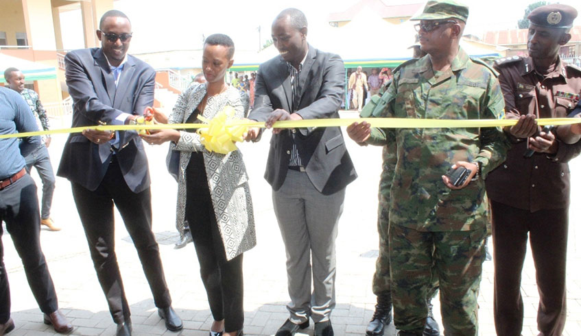Officials cut the ribbon to mark an inauguration of Rubavu cross border market. (Regis Umurengezi)