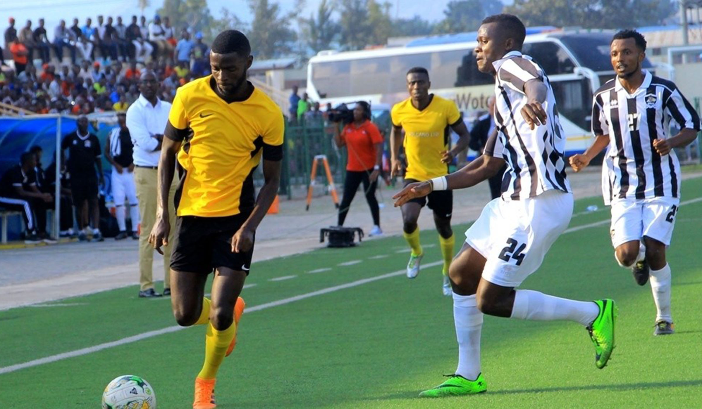 Striker Bertrand Iradukunda (with the ball), seen here in action against his former club APR during the 2018 Super Cup match, will lead Mukura front-line against AS Muhanga. Courtesy.