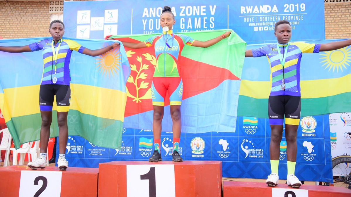 Eritrean Donait Tsegay (centre) outpaced Valentine Nzayisenga (L) and Diane Ingabire (R) in the final sprint to clinch the gold medal in girls' road race in Huye District on Saturday. Courtesy