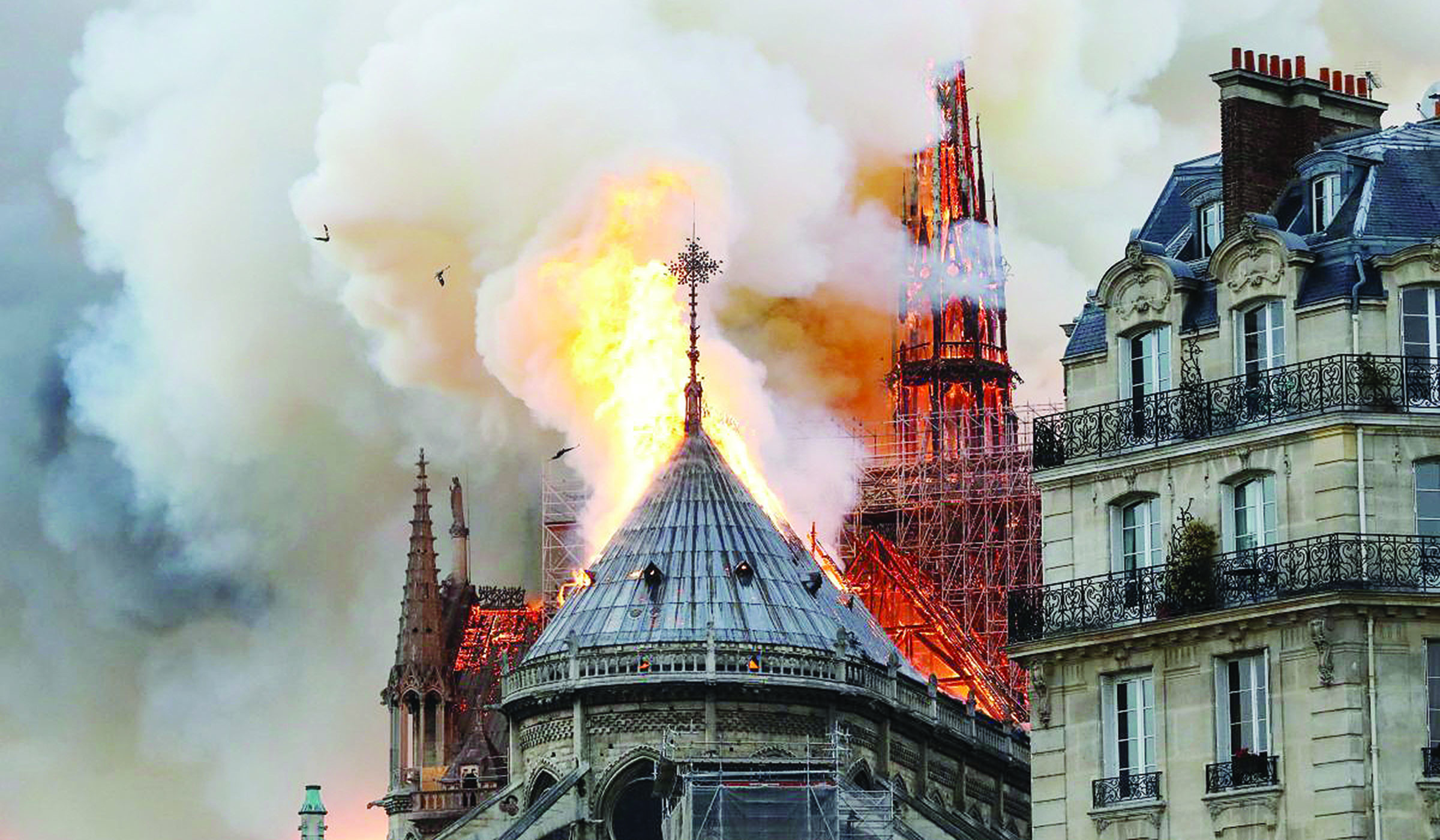 Burning flames during a fire that caught Notre Dame last week. Net photo.