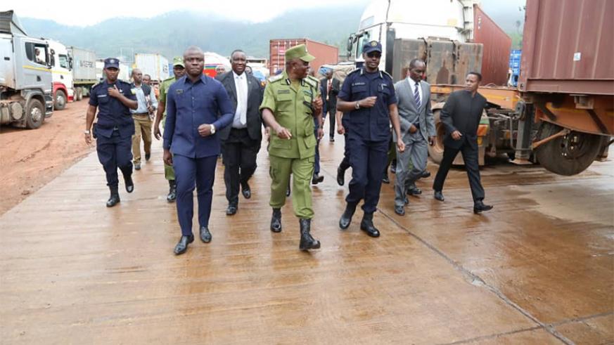 Rwandau2019s Inspector General of Police (IGP) Dan Munyuza (R) and his Tanzanian counterpart Simon N. Sirro (C) at the Rusumo border post. file.