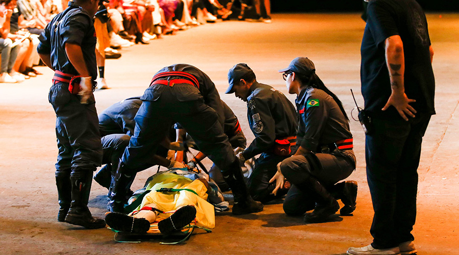 Model in Sao Paulo dies after taking ill on catwalk. / Internet photo