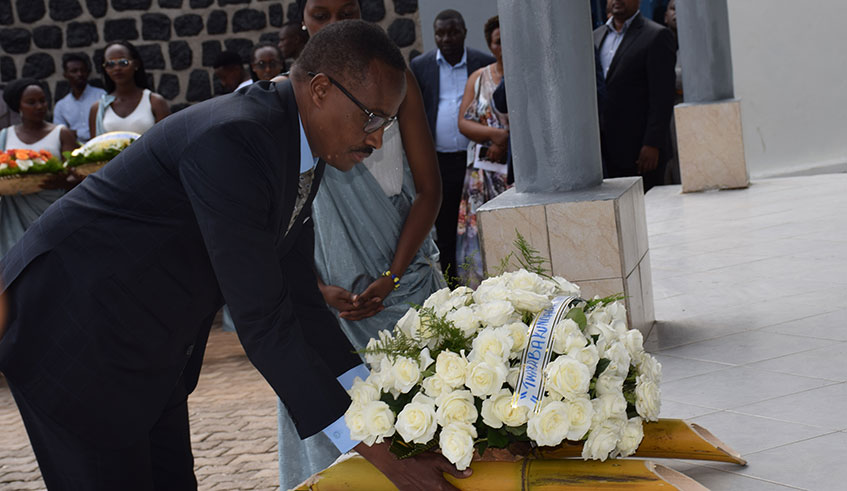 Defence Minister Maj Gen Albert Murasira lays wreath during the commemoration event in Rubavu on Tuesday. Eddie Nsabimana.