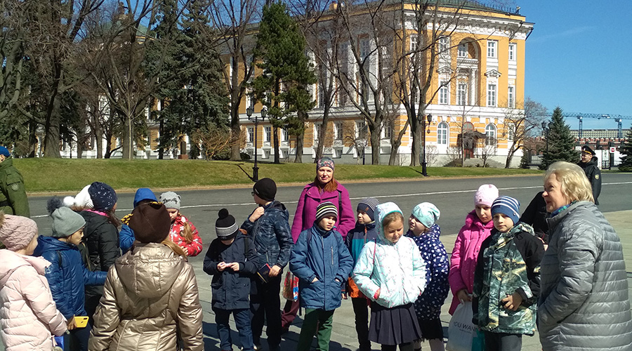 Children visiting the Kremlin area last week. Millions of tourists visit the Kremlin every year. / Eugu00e8ne Kwibuka