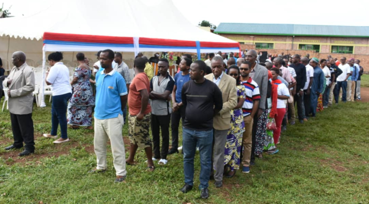 RPF members line up to cast votes yesterday. / Michel Nkurunziza