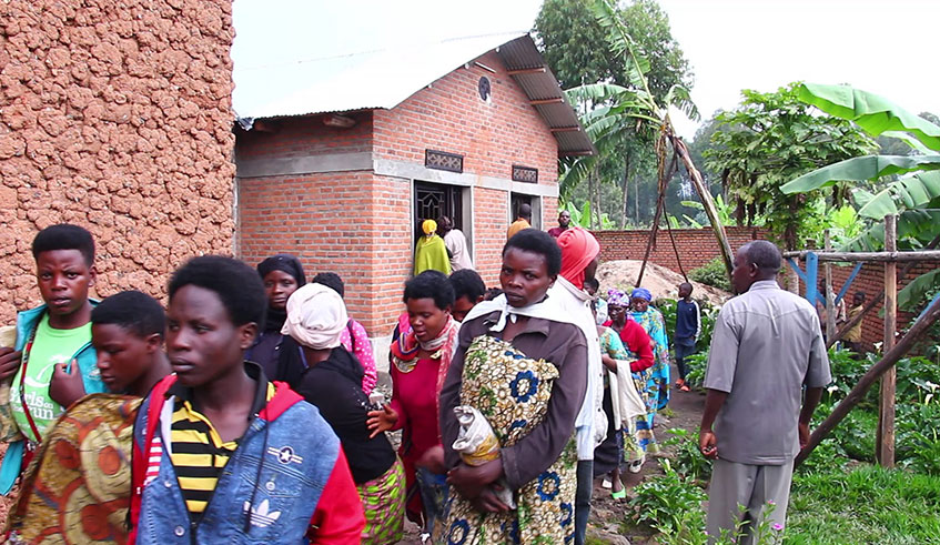 Mourners at the deceasedu2019s residence in Kimonyi Sector, Musanze District. Photos by Ru00e9gis Umurengezi.