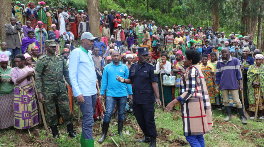 Officials and some residents of Burera District in community works to plant napier grass in the buffer zone of Lake Burera in efforts to protect the lake. / Ru00e9gis Umurengezi