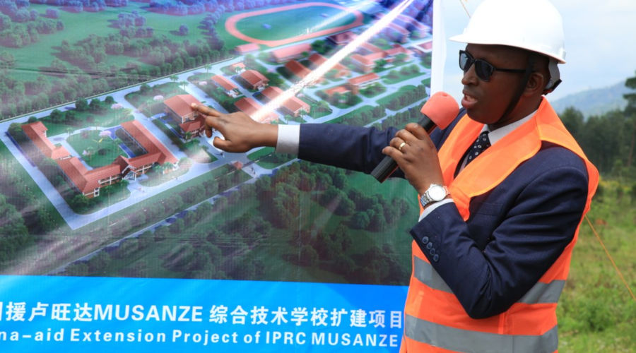 Principal of IPRC-Musanze Emile Abayisenga explains the artistu2019s impression of the project. / Ru00e9gis Umurengezi