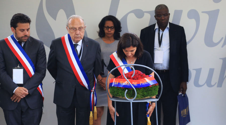 Anne Hidalgo, Mayor of  Paris and her delegation lay wreath to honour victims of the Genocide against the Tutsi at Kigali Genocide Memorial. / Sam Ngendahimana