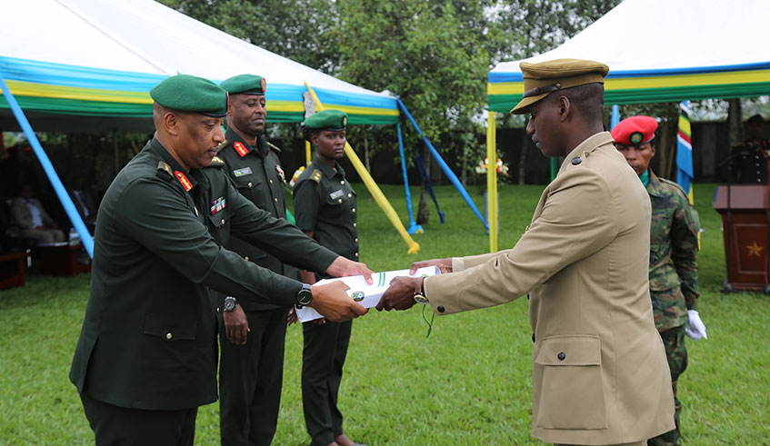 Gen Nyamvumba awards Maj Evans Komedjah,  from Ghana, as the overall best student. Ru00e9gis Umurengezi.