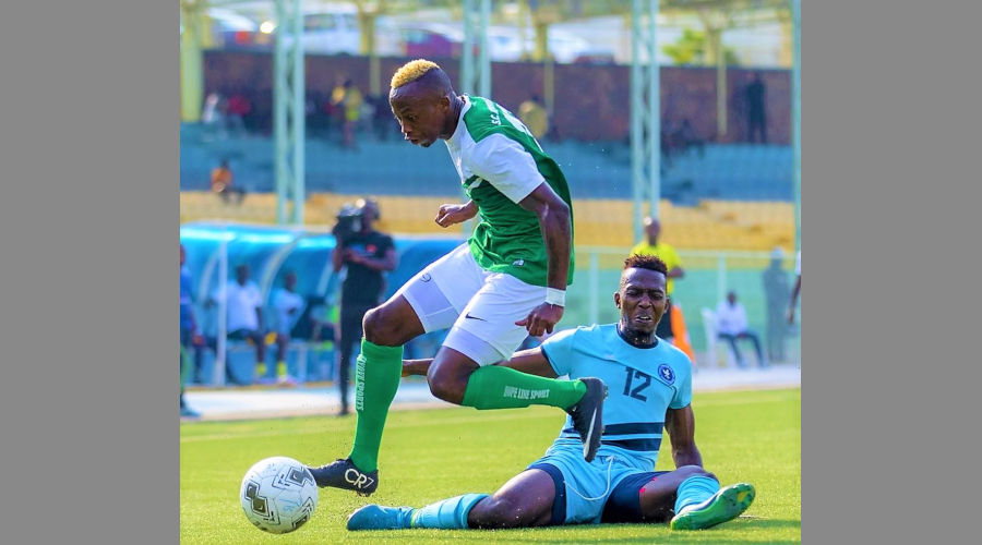 SC Kiyovu forward Armel Ghislain, who scored their second goal, rounds off Police defender JMV Muvandimwe during his sideu2019s 4-2 defeat at Kigali Stadium on Sunday. / Julius Ntare