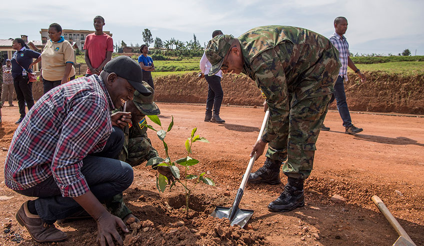 Gen Nyamvumba (R) the RDF Chirf of Defense Staff and other participants in the Army week. Courtesy.