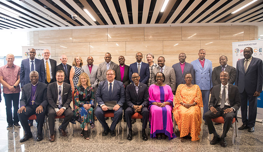 President Kagame, First Lady Jeannette Kagame and US evangelist Rick Warren in a group photo with both members of PEACE Plan and Rwanda Leaders Fellowship. This was during the Purpose Driven Leadership Gathering that brought together close to 2000 leaders from different sectors of the country yesterday. Village Urugwiro. 