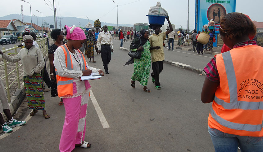 Traders at the Rwanda-DR Congo border in Rubavu District. File.