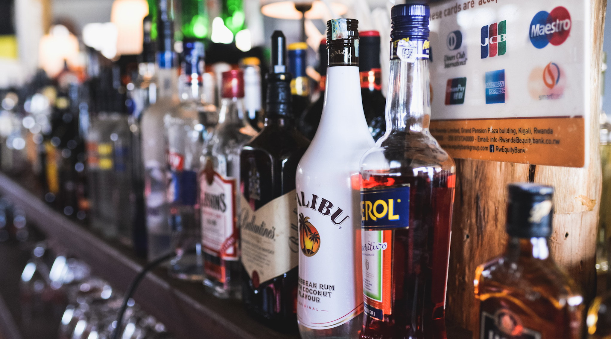 The ring targets some of the most expensive liquor and wine brands from which they get a big margin through evading import tax by smuggling. In addition, the culprits pay just a fraction of VAT because of underdeclaration. / Net photo