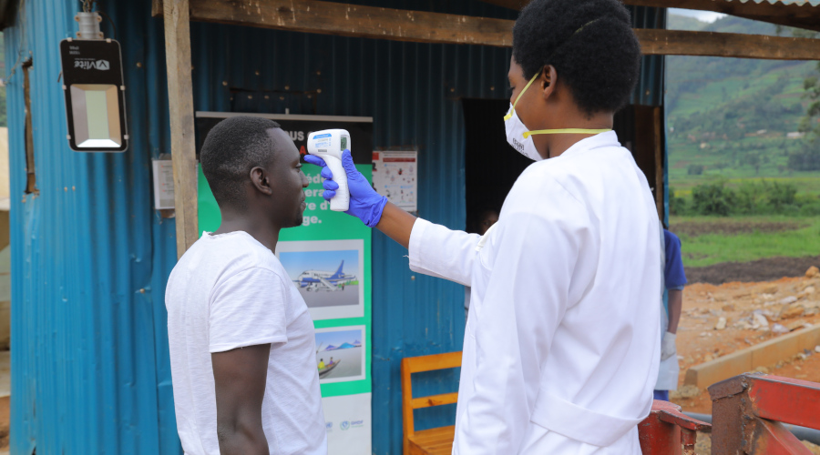 A health worker takes the temperature and other signs of Ebola virus from passengers from Uganda to Rwanda at Gatuna Border in Gicumbi District on May 27, 2019. / Emmanuel Kwizera