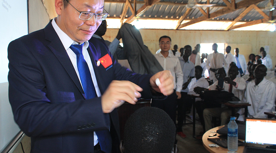 Tang Youbin (L), Traditional Chinese Medicine (TCM) expert demonstrates how to conduct acupuncture during a lecture for medical students at Upper Nile University in Juba. / Xinhua