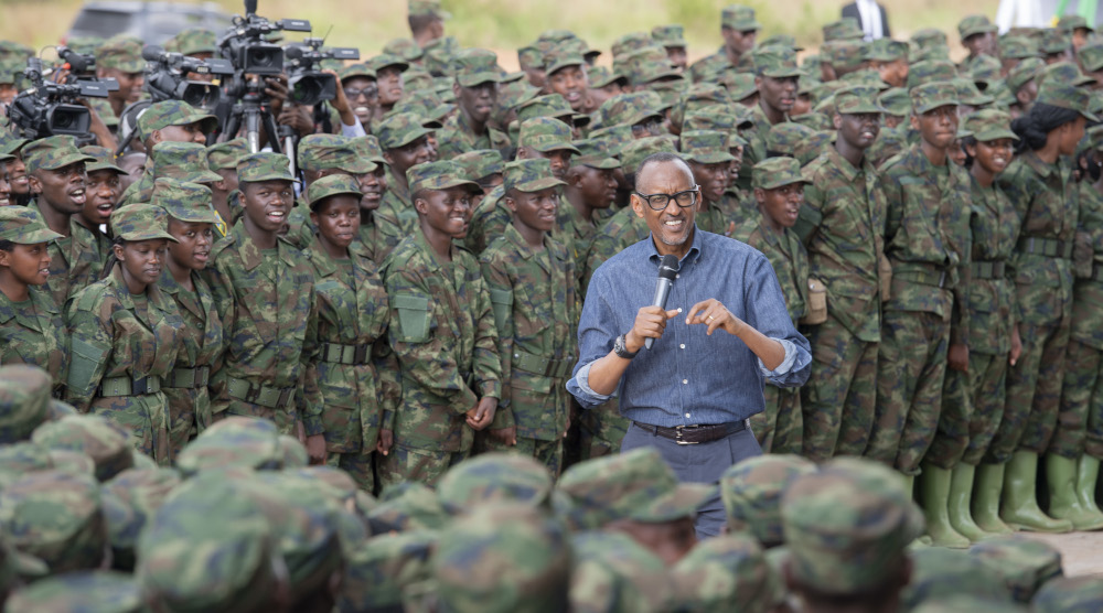 President Kagame addresses members of the 12th Itorero Indangamirwa at their pass-out at the Gabiro Combat Training Centre in Gatsibo District on Thursday. The President urged the 698 youths to be custodians of the Rwandan culture as they grow up, by specifically attaching the much-deserved value to Kinyarwanda language. / Village Urugwiro