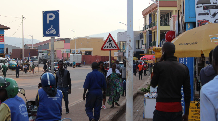 People walk in Huye town, one of the six secondary cities in Rwanda. / Mou00efse M. Bahati