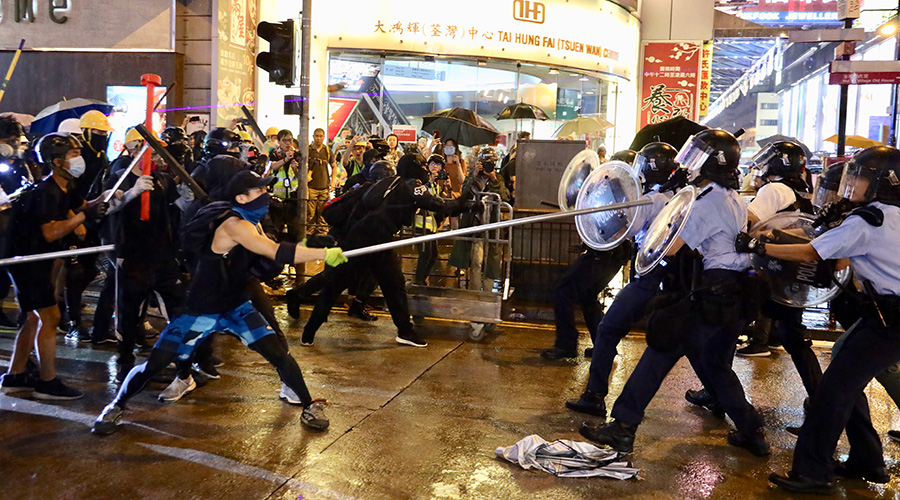 Radical protesters attack police officers in Tsuen Wan, in the western New Territories of south China's Hong Kong, Aug. 25, 2019. / Xinhua