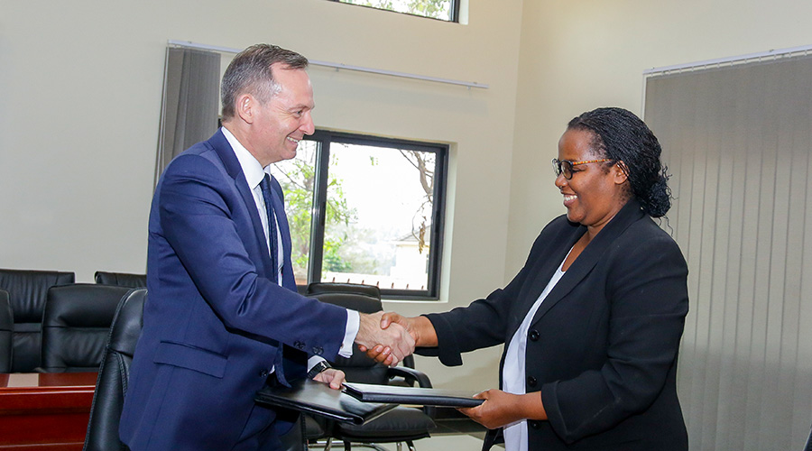 Gerardine Mukeshimana, Minister of Agriculture and Animal Resources in Rwanda, and Volker Wissing, Minister of Economic Affairs, Transport, Agriculture and Viticulture of the Rhineland Palatinate, shake hands after signing the agreement in Kigali on Wednesday.