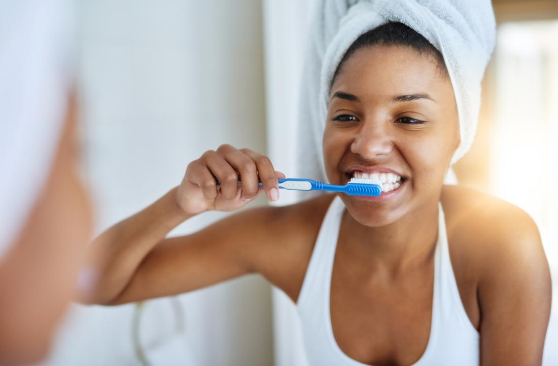 Use fluoride toothpaste since fluoride strengthens teeth. / Net photo