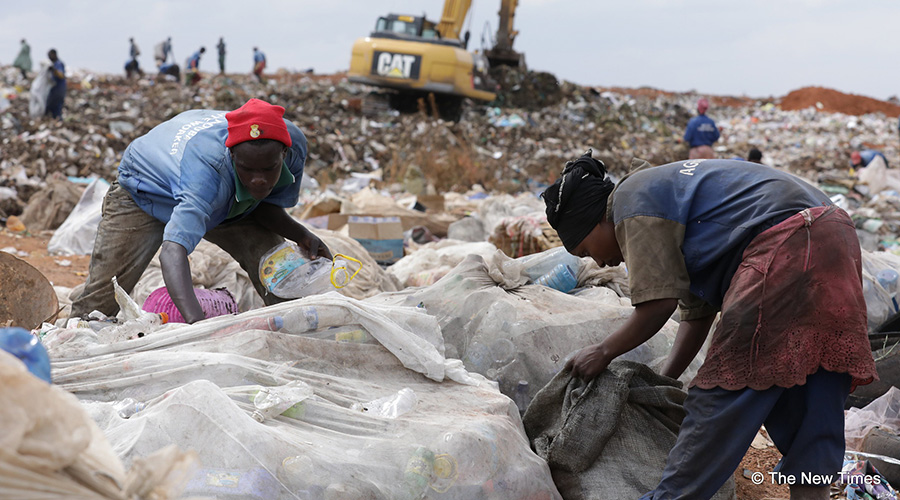 Workers at Nduba dumpsite, Gasabo District. / Emmanuel Kwizera