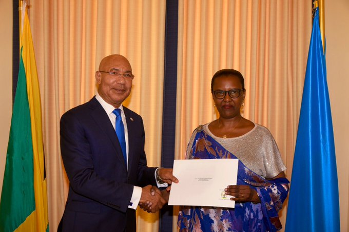 Ambassador Valentine Rugwabiza presents her letter of credence to Sir Patrick Linton Allen, the Governor General of Jamaica.