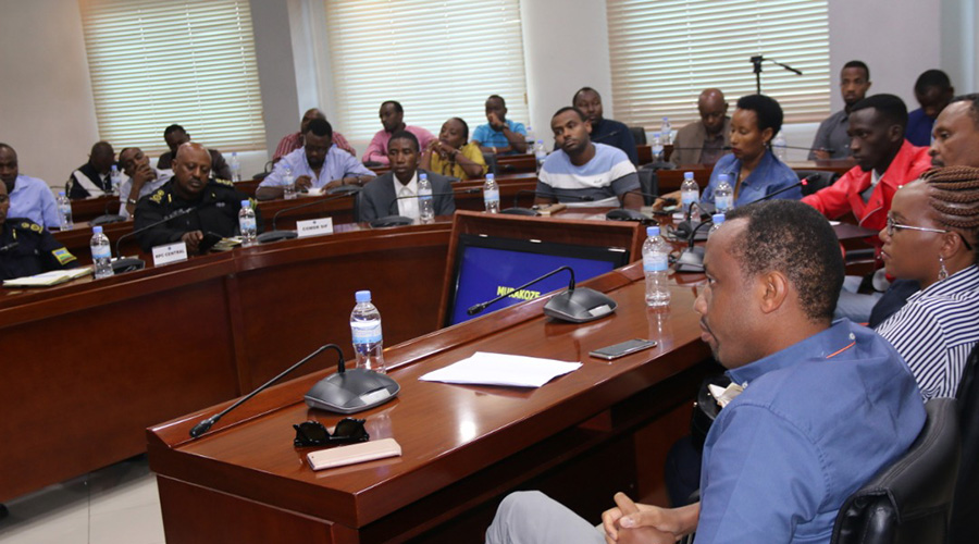 Bar owners and officers of the National Police on Friday met to dicuss joint measures against drunk-driving and serving alcoholic beverages to minors. / Courtesy