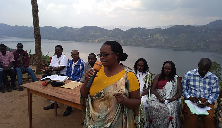 Axelle Kamanzi, one of the candidates, addresses residents of Gashaki Sector in Musanze District at a mountain which is adjacent to Lake Ruhondo as five other candidates look on. Ru00e9gis Umurengezi.