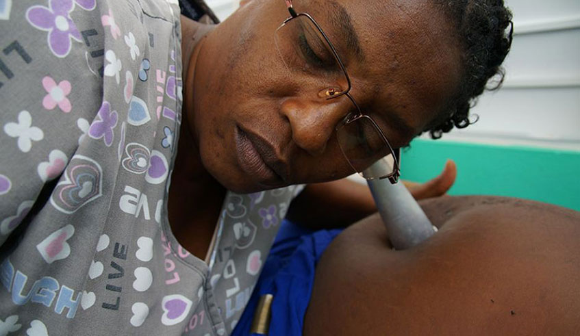 A medic examines a pregnant woman. Photo: Net.