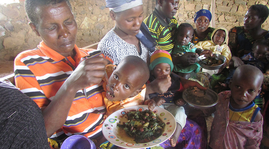 Mothers feed their toddlers in a move to prevent malnutrition in Nyabihu District. / Ru00e9gis Umurengezi