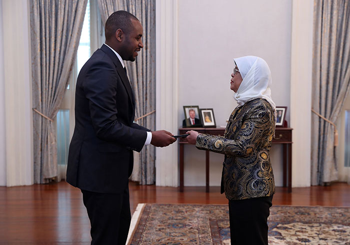Ambassador Jean De Dieu Uwihanganye presents his letter of credence to the President of the Republic of Singapore, Her Excellency Halimah Yacob. (Courtesy)