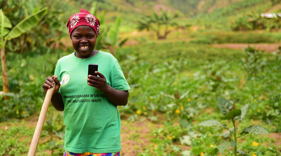 Marie-Chantal Akingeneye uses her mobile phone to access information available on nutrition. / FAO/Teopista Mutesi