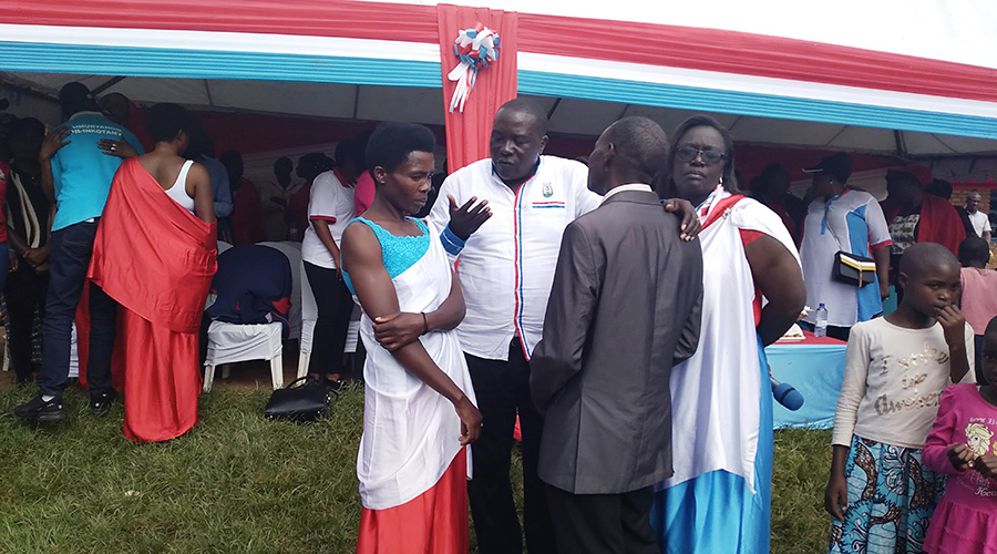 Northern Province Governor Jean-Marie Vianney Gatabazi gives advice to Assouma Muhawenimana and her husband after they were reunited as Musanze District mayor Jeanine Nuwumuremyi looks on yesterday. / Ru00e9gis Umurengezi