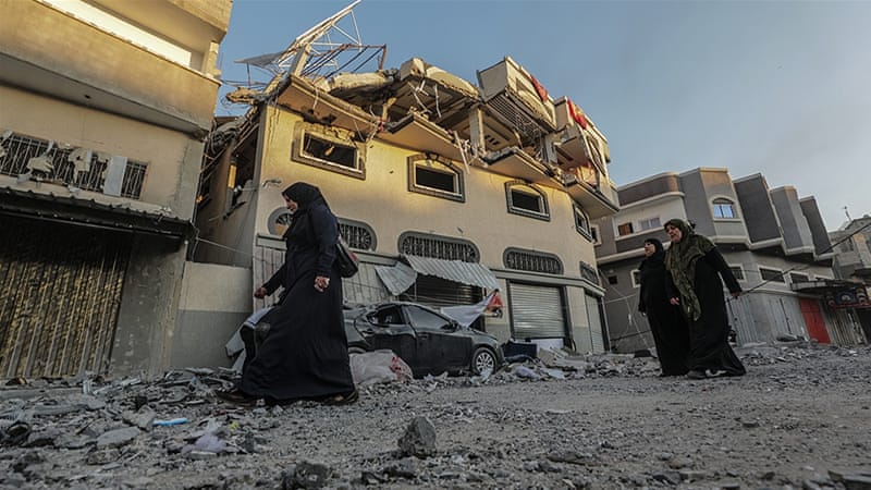 Palestinians inspect the damaged house of Islamic jihad leader Bahaa Abu al-Atta after an Israeli air strike in Gaza City. / Reuters