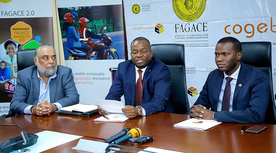 Representatives of the three institutions concerned with signed guarantee agreements in a group photo.