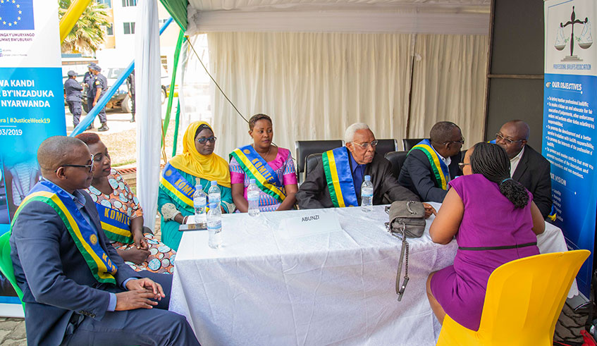 Abunzi resolving a dispute in Kigali on March 18, 2019. Emmanuel Kwizera.