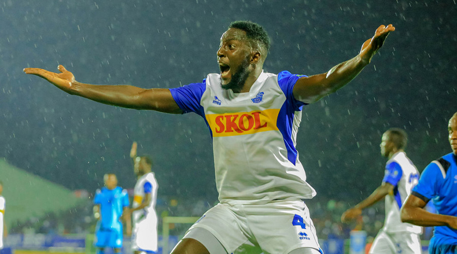 Rayon Sportsu2019 defender Hervu00e9 Rugwiro disagrees with refereeu2019s decision during his sideu2019s goalless draw against Police at Kigali Stadium on Wednesday. 