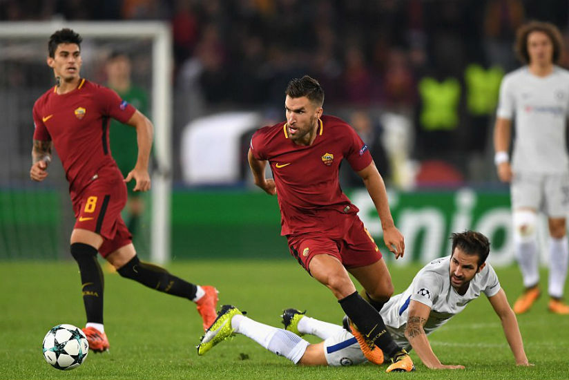 Roma midfielder Kevin Strootman leaves Fabregas for dead as the home side click through the gears in the second half. / Internet photo