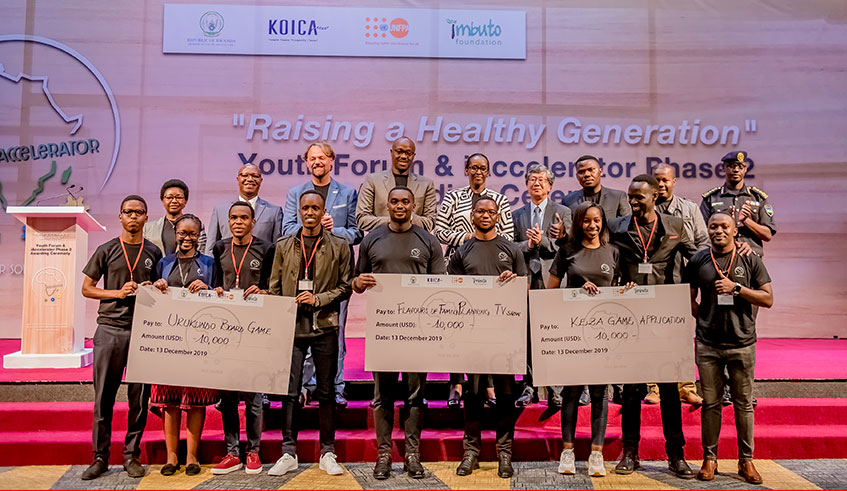 First Lady Jeannette Kagame and other leaders join the finalists for the iAccelerator competition for young innovators. Seven hundred projects applied for the awards, 40 were chosen and 10 won and from these, the top three best projects were named yesterday. The top three winners were each rewarded with USD10,000 as seed capital to expand their projects.  Photo: Courtesy.