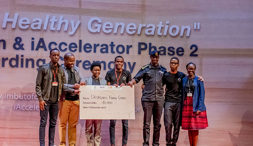First Lady Jeannette Kagame and other leaders join the finalists for the iAccelerator competition for young innovators. Seven hundred projects applied for the awards, 40 were chosen and 10 won and from these, the top three best projects were named yesterday. The top three winners were each rewarded with USD10,000 as seed capital to expand their projects.  Photo: Courtesy.