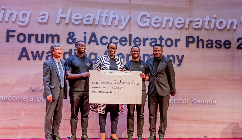 First Lady Jeannette Kagame and other leaders join the finalists for the iAccelerator competition for young innovators. Seven hundred projects applied for the awards, 40 were chosen and 10 won and from these, the top three best projects were named yesterday. The top three winners were each rewarded with USD10,000 as seed capital to expand their projects.  Photo: Courtesy.