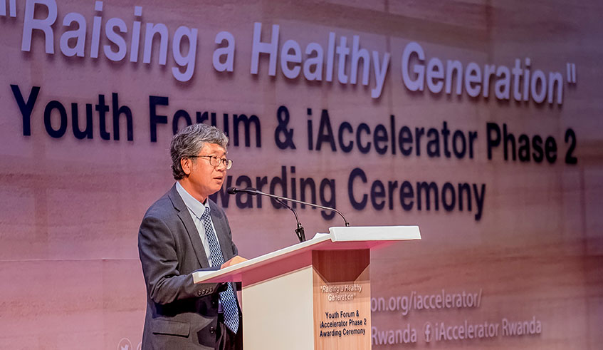 First Lady Jeannette Kagame and other leaders join the finalists for the iAccelerator competition for young innovators. Seven hundred projects applied for the awards, 40 were chosen and 10 won and from these, the top three best projects were named yesterday. The top three winners were each rewarded with USD10,000 as seed capital to expand their projects.  Photo: Courtesy.