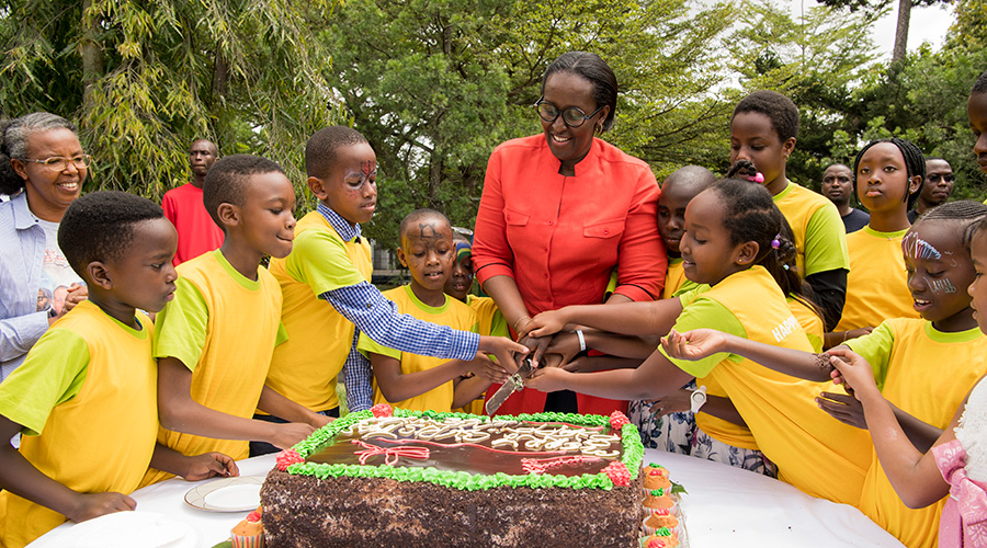 First Lady Jeannette Kagame is joined by children to cut the cake as part of the annually-held Christmas party at which she hosts children from all corners of the country. Yesterdayu2019s event was held at Village Urugwiro and brought together over 200 children. 