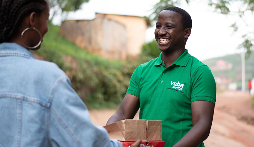 A Vuba Vuba staff delivers food to a female client. Courtesy.