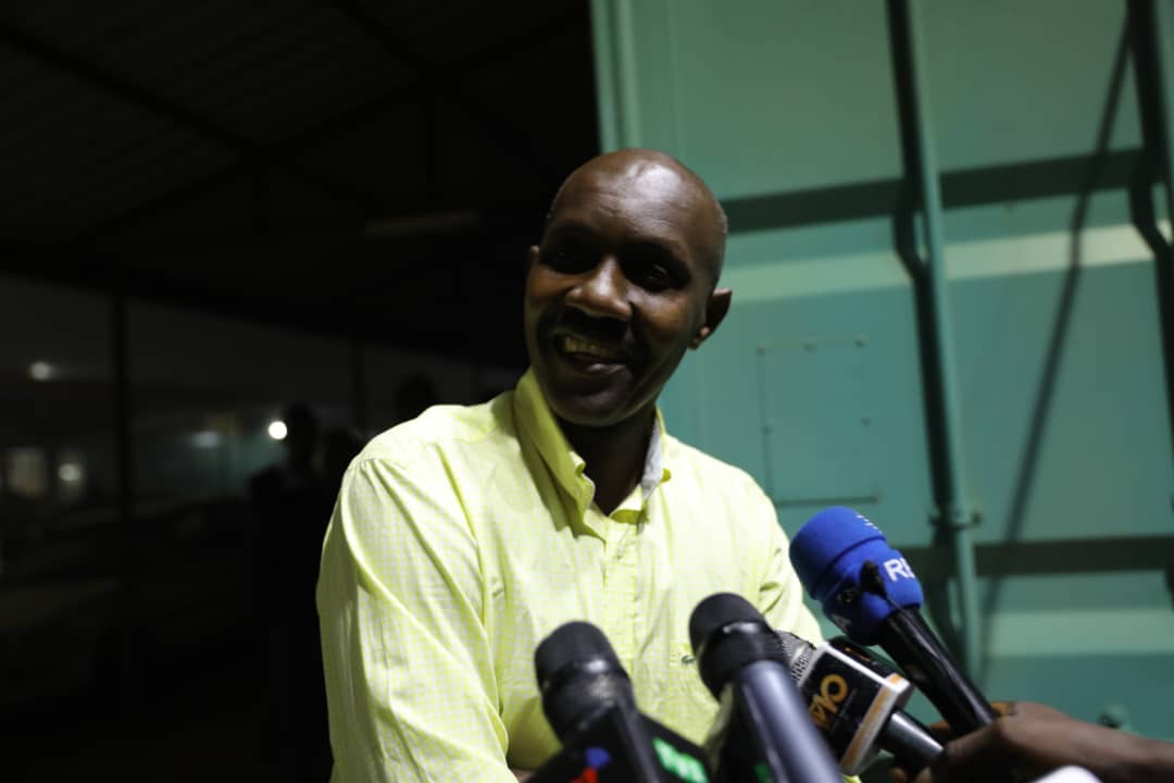 One of the released Rwandans speaks to the media at Gatuna border post. (Emmanuel Kwizera)