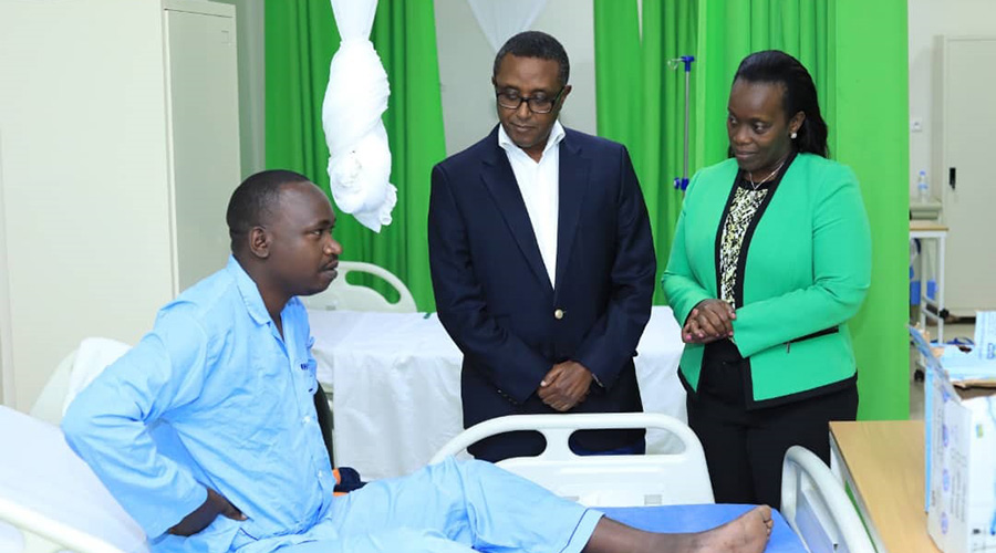 Foreign affairs minister Dr Vincent Biruta (left) and his health counterpart Dr Diane Gashumba speak to one of the Rwandans released earlier this week by Uganda, at the hospital on Thursday. The nine Rwandans are undergoing medical check-up after years on unlawful detention in the neighbouring country. 