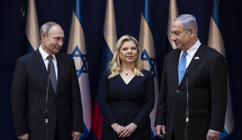 Putin (L) is welcomed to Jerusalem by PM Netanyahu. 