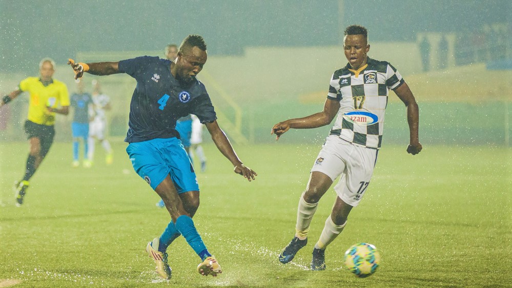 Innocent Nshuti (R) scored the lone goal as APR beat Police 1-0 at Kigali Stadium on Tuesday. Photo: